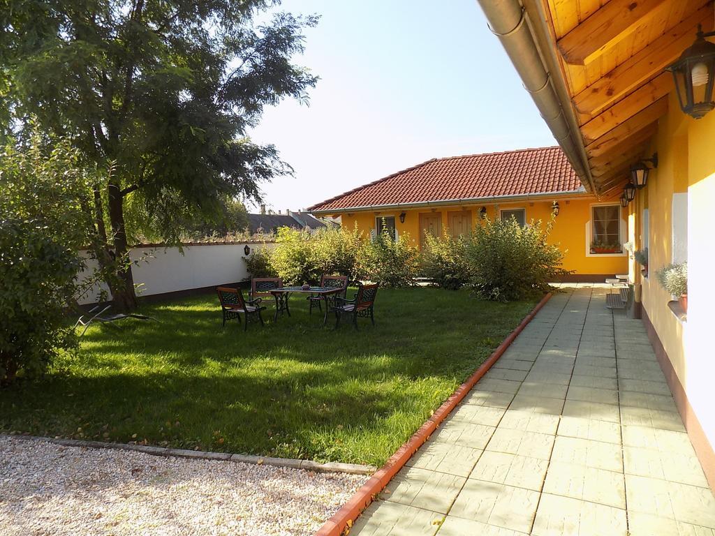 Bed and Breakfast Platan Panzio Nyúl Exterior foto